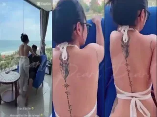 Chơi em gái đeo kính bên khung cửa sổ