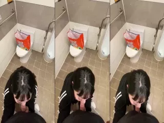 Em gái bạo bú liếm cho bạn trai ở wc nam