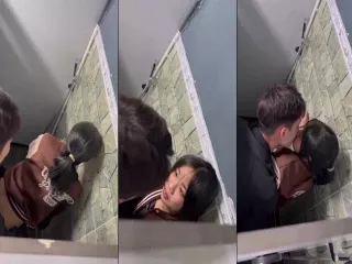 Quay lén cặp đôi làm tình lén lút trong wc nhà hàng